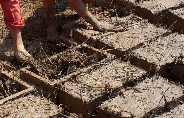 Primera persona que utilizó el suelo como material constructivo