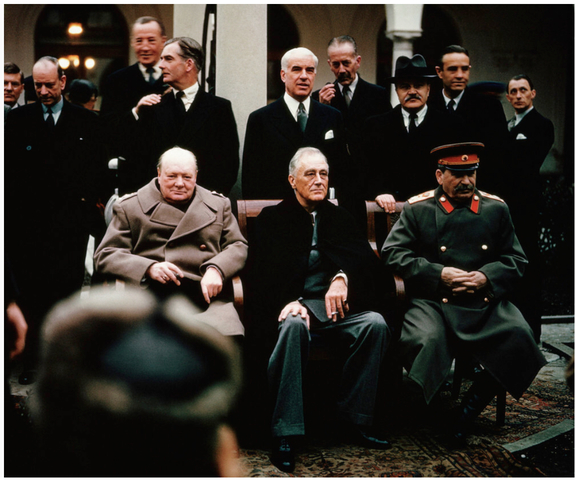 Los tres representantes de las potenciales aliadas más poderosas,Winston Churchill,Franklin D.Roosevelt y Josef Stalin, se reunieron en Yalta,una ciudad de la URSS