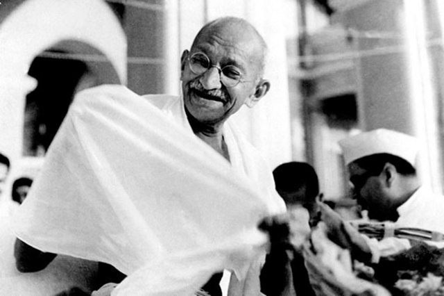 Mahatma Gandhi conduce protesta en la India.