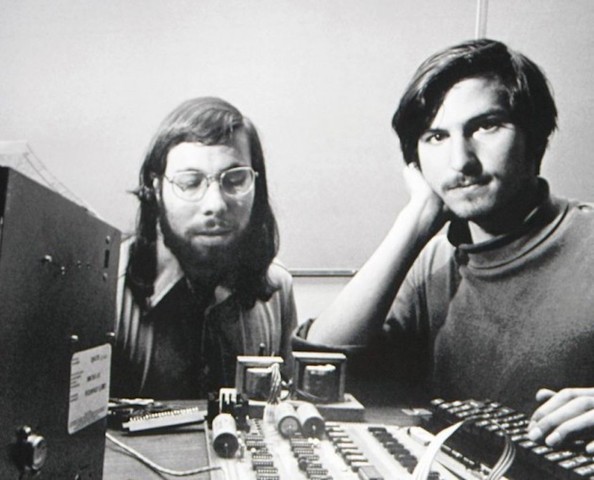 Steve Jobs, de 16 años, conoce a Steve Wozniak a través de un amigo.