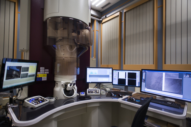 Microscopio electrónico de transmisión de Hitachi