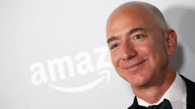 Jeff Bezos creador de Amazon.