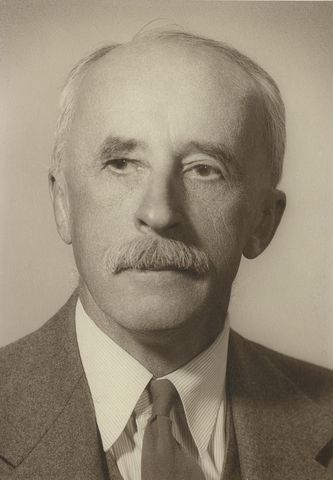 Minorsky trabaja en controladores automáticos de dirección en barcos