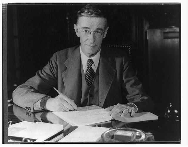 Vannevar Bush desarrolló una máquina analógica calculadora