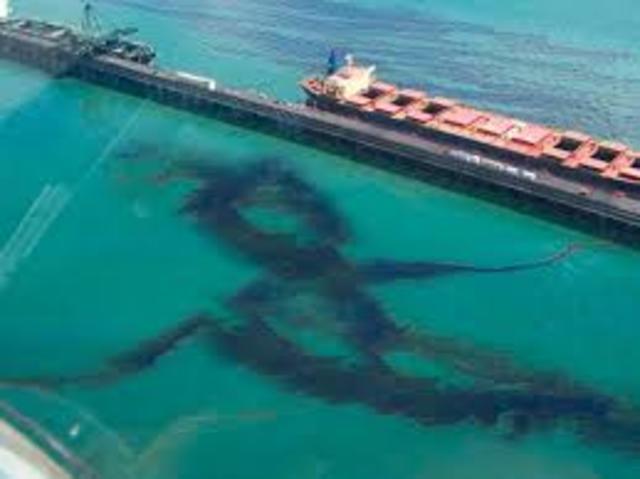 El “Torrey Canyon” provoca una marea negra