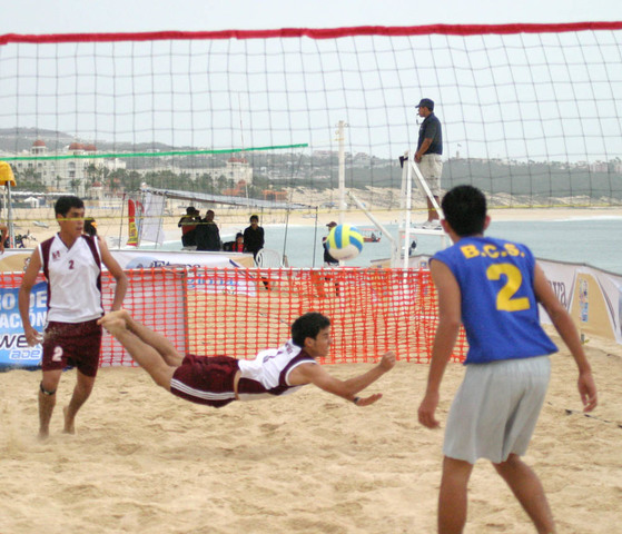 VOLLEYBALL IN THE SAND