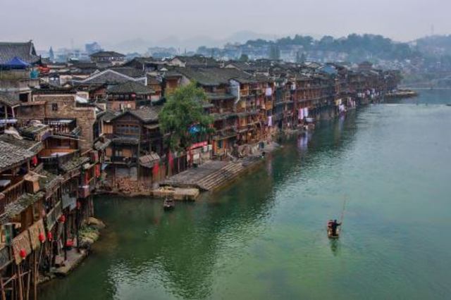 La mayoría de la población sigue viviendo cerca a los ríos, lagos y orilla del mar. aunque la vida es corta la labor es larga y los caprichos de la naturaleza hacen que sea aun mas difícil sobre vivir pero la humanidad se las ingenia para salir adelante