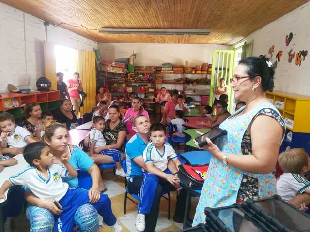 COMUNIDAD EDUCATIVA CONOCIENDO EL TRABAJO CON RED.  "SALUDOS EN INGLÉS"