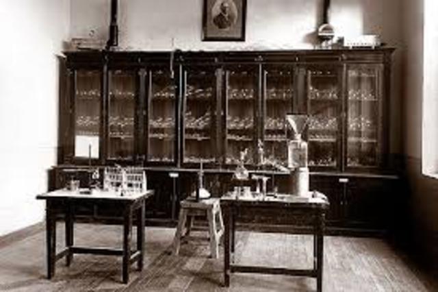 se funda la Escela Nacional de Ciencias Químicas antecedente de la Facultad de Química