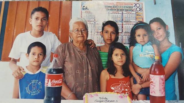 Hermanas, abuela y primos