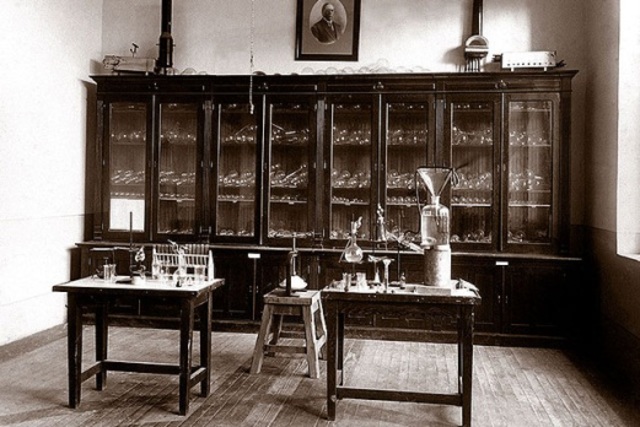 se funda la Escuela Nacional de Ciencias Químicas