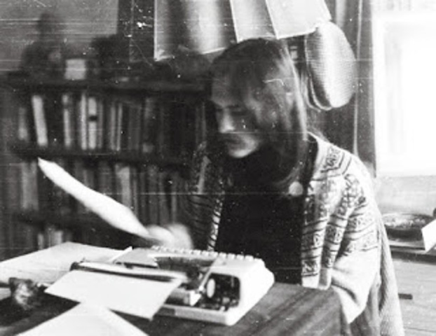 Guillermo Bedregal, nació en La Paz el 15 de enero de 1954 y pereció en un accidente automovilístico el 26 de octubre de 1974 en la misma ciudad.