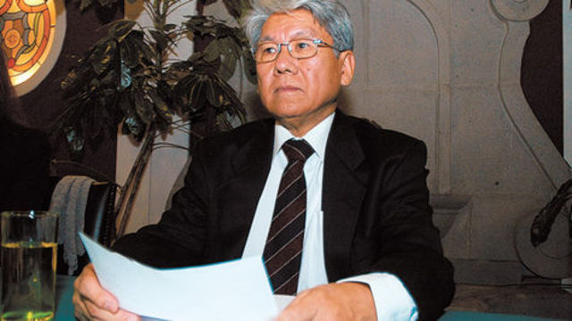 Pedro Shimose, (Riberalta, 1940) Poeta, ensayista y narrador boliviano de la generación posterior al surrealismo. Destacada voz de la lírica de vanguardia boliviana