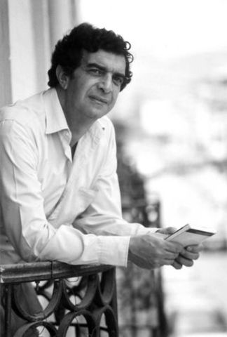 Eduardo Mitre, nació el año 1943, es poeta, ensayista, crítico y traductor literario. Es miembro de Número de la Academia Boliviana de la Lengua correspondiente de la Real Española.