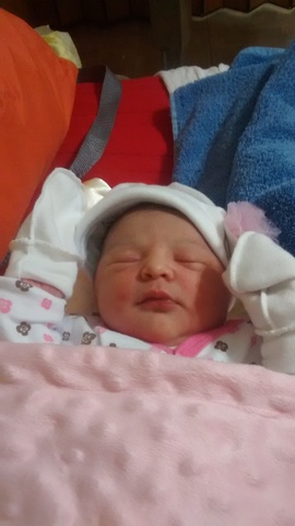 Primer bebe con torta bajo el brazo