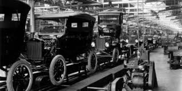 Linea de ensamblaje por Henry Ford a fin de mejorar la calidad y la productividad
