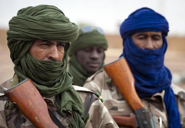 Fuerzas britanicas y estadounidenses derrocan al regimen taliban.