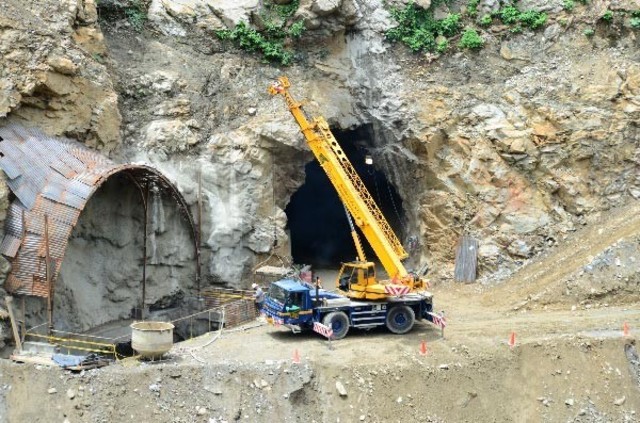 Postcrisis: Se considera post-crisis ya que empieza a mostrar resultados pero aún se ve involucrado en líos políticos