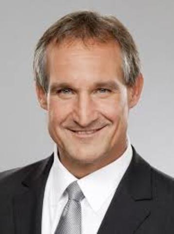 Linhart (2007)una máquina normaliza los actos del hombre, mediante su ritmo de trabajo, repetición y rutina,