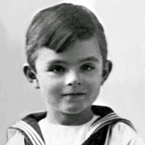 Nace Alan Turing