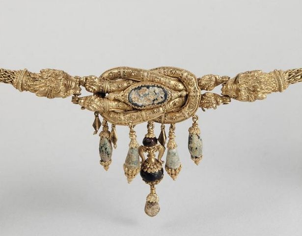 Necklace with bow of Heracles