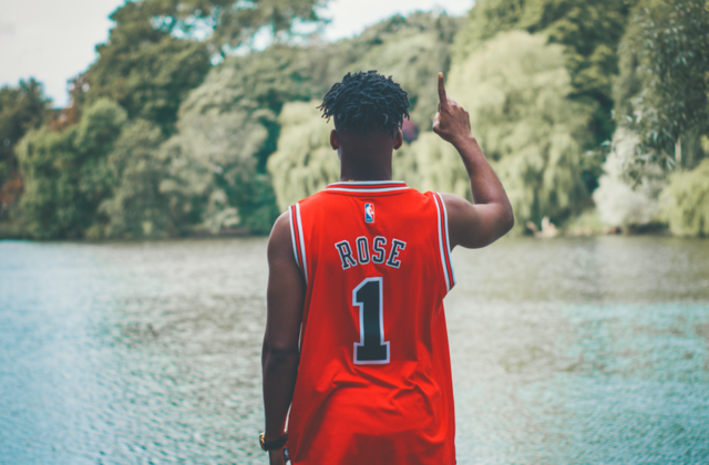 Ashton Kutcher becomes the first Twitterer to gain a million followers