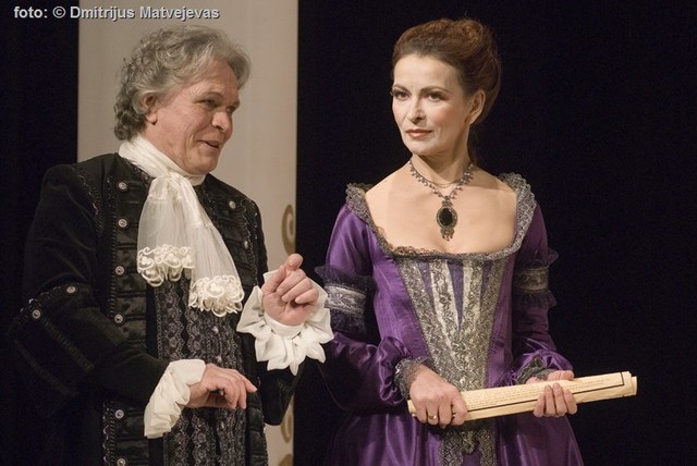 Audra vandens stiklinėje