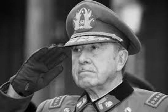 Pinochet al mando del ejercito