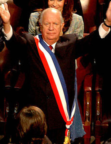 Ricardo Lagos asume como presidente de Chile.