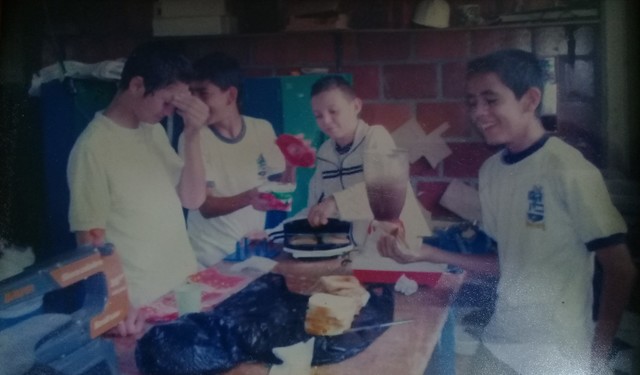 Trabajando en el proyecto de tecnología con mis compañeros