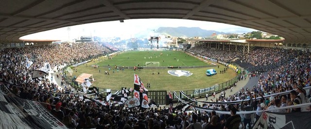 O São Januário, tua imensa torcida é bem feliz