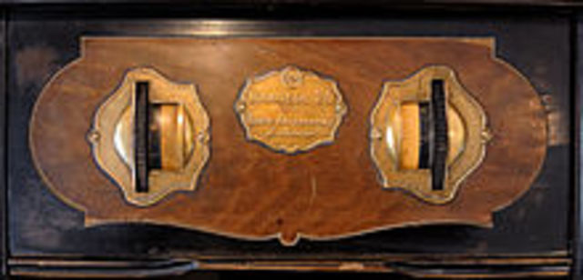 Guillermo Marconi inventa la radio.