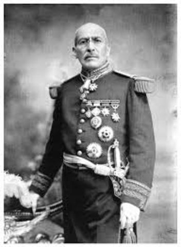 El general Victoriano Huerta toma posesión como presidente