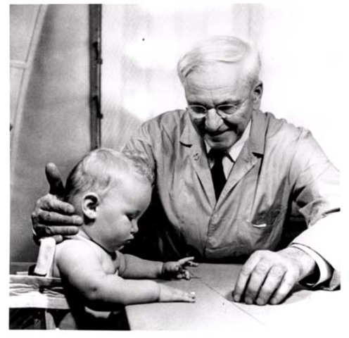 Arnold Gessell presenta su Escala de Maduración.