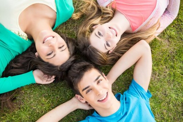 Publica su trabajo Adolescence.