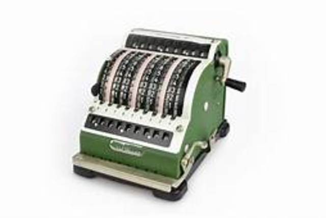 PRIMERA CALCULADORA MECANICA