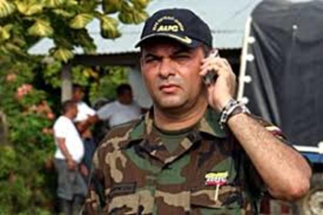 El comandante desmovilizado de las AUC, Salvatore Mancuso, denuncia ante un fiscal de la unidad de Justicia y Paz.