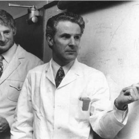 Victor McKusick establece la clínica y el programa de entrenamiento de genética médica en Johns Hopkins