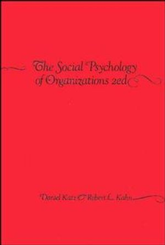 “The Social Psycchology of Organizations” es publicado por Katz y Kahn