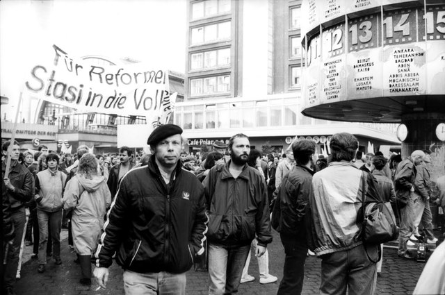 El gobierno de la RDA renuncia