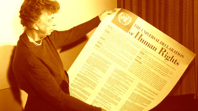 Eleanor Roosevelt presede la Comisión de los Derechos Humanos
