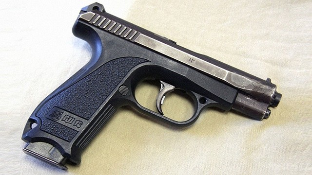 Matías consigue una pistola