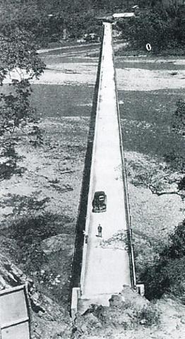 Construcción primer puente río Guatiquia