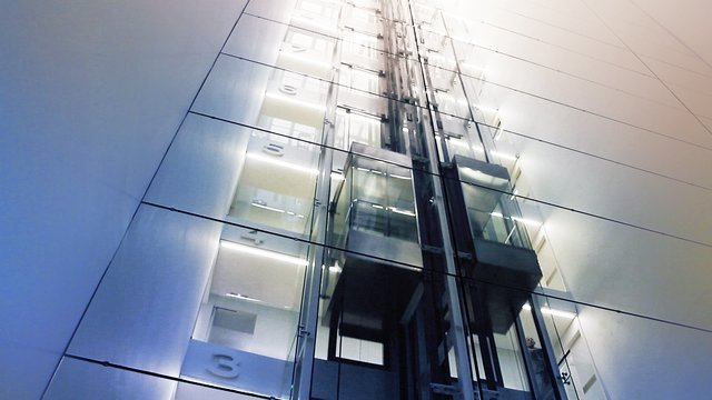 ASCENSOR CON CABLE DE TRACCIÓN