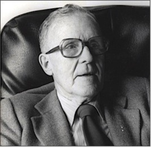 Donald Hebb (1904-1985). Propuso activación simultánea de neuronas durante el aprendizaje, generando sinapsis entre ellas o fortaleciendo las ya existentes (Moreno, 2018, p.18).