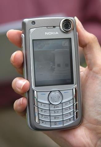 The first 3G phone was the Nokia 6680 in 2005.