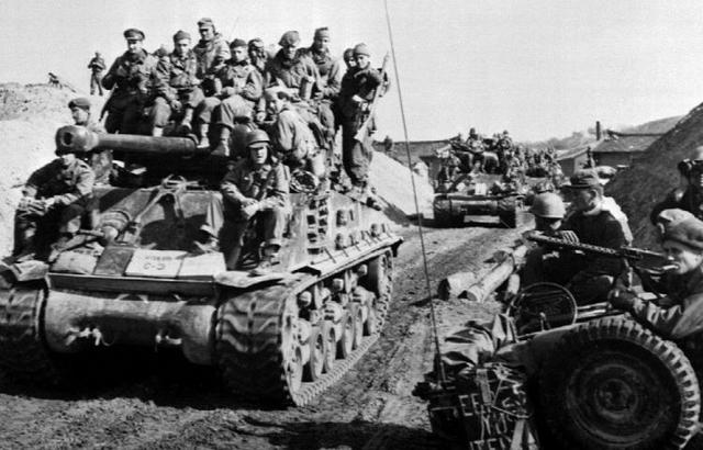 Norcorea invade el sur.