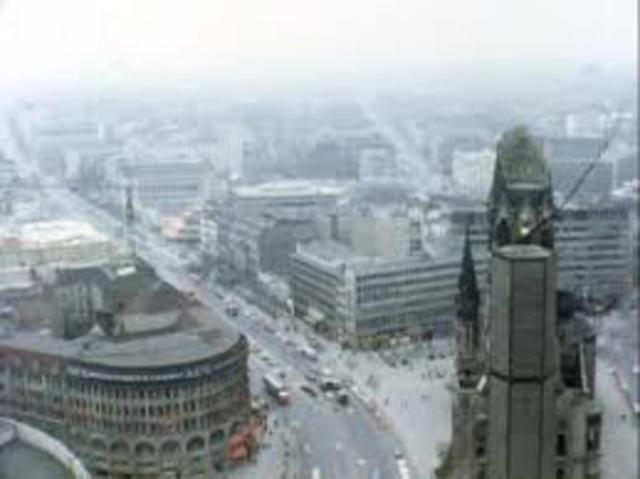 El Parlamento Federal Alemán aprueba la Ley Federal Bundesdatenschutzgesetz. Estas leyes impiden la transmisión de cualquier dato personal sin la autorización de la persona interesada.