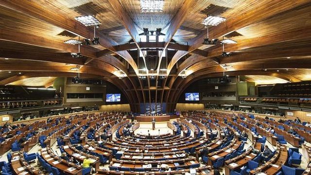 Convenio 108 del consejo de Europa, garantiza a los ciudadanos de los Estados contratantes el respeto de sus derechos y libertades, derecho a la vida privada frente a los tratamientos de datos personales.