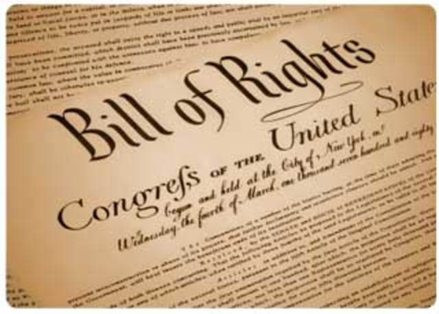 Carta de los Derechos Fundamentales de la Unión Europea, reconoce el derecho a la protección de datos como un derecho fundamental y autónomo, distinto al derecho a la intimidad y privacidad; entrada en vigor: 1 de diciembre de 2009